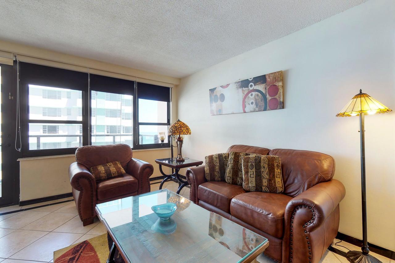 The Alexander: Miami Beach Apartment Room photo
