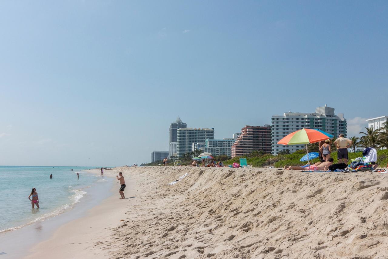 The Alexander: Miami Beach Apartment Room photo