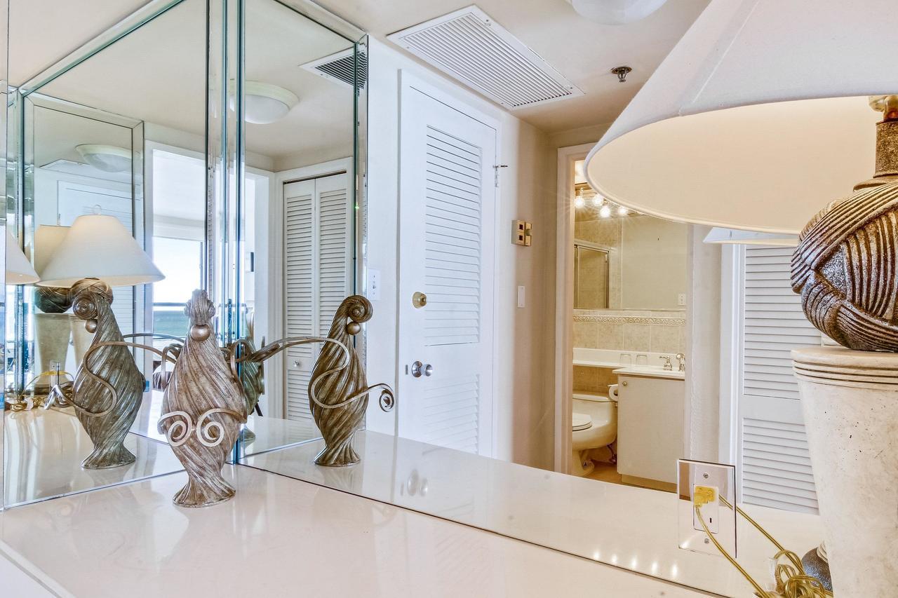 The Alexander: Miami Beach Apartment Room photo