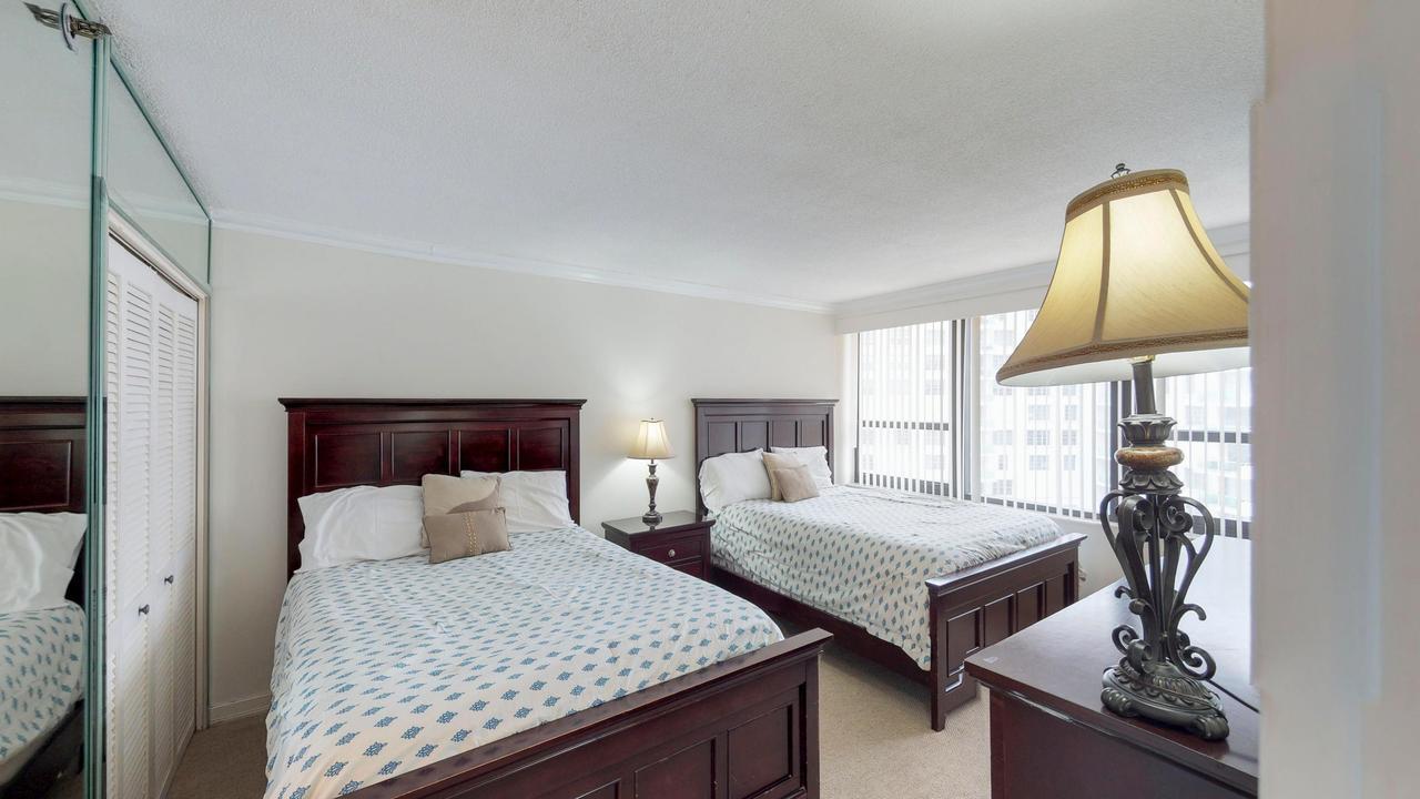 The Alexander: Miami Beach Apartment Room photo