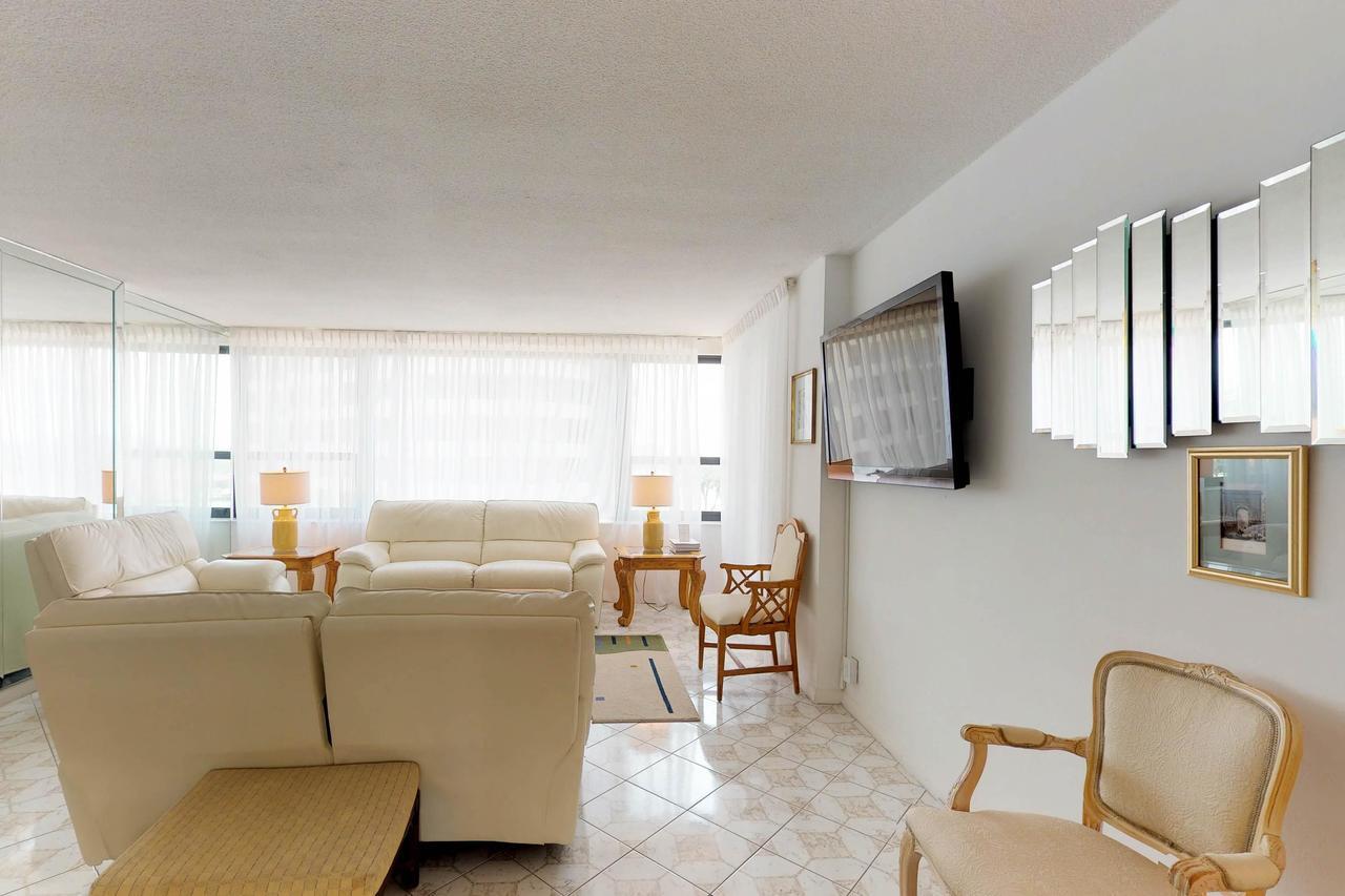 The Alexander: Miami Beach Apartment Room photo