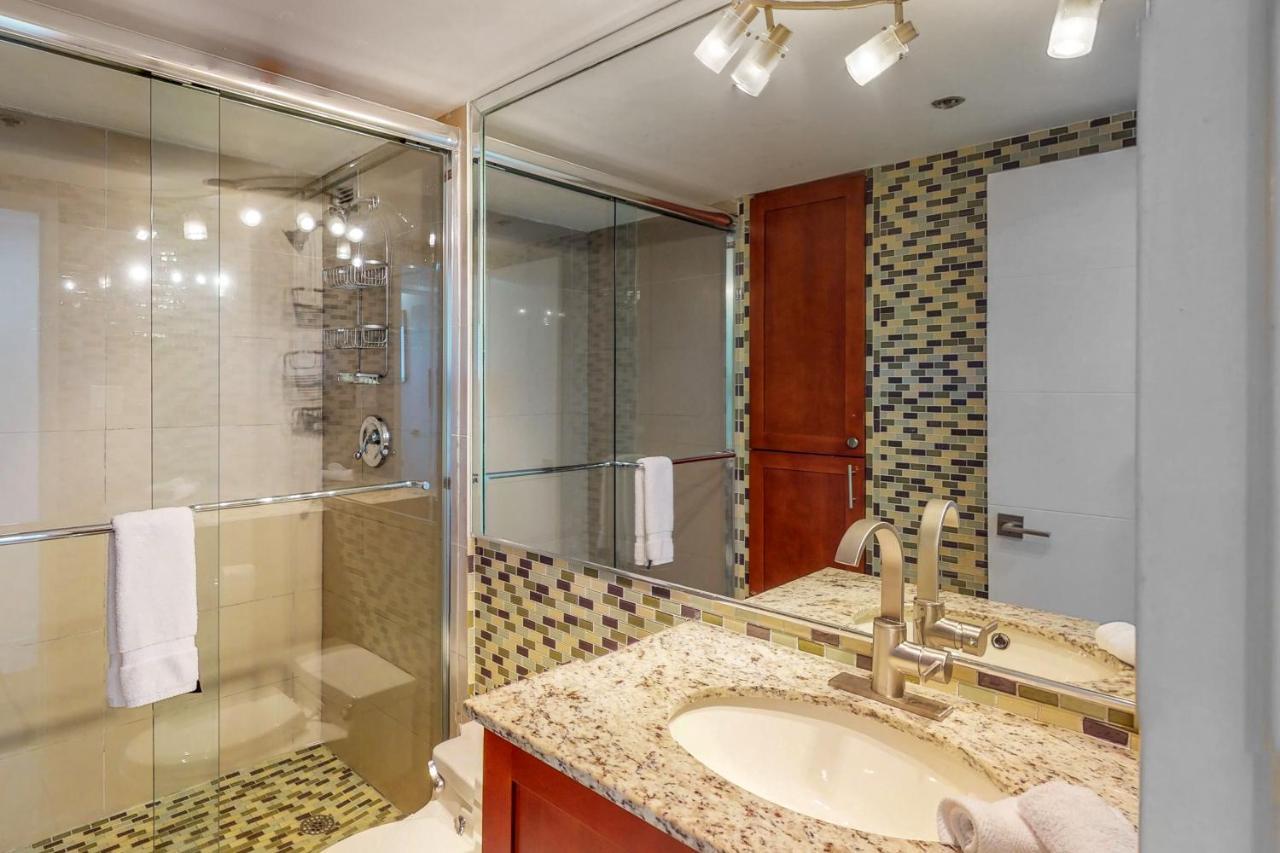 The Alexander: Miami Beach Apartment Room photo